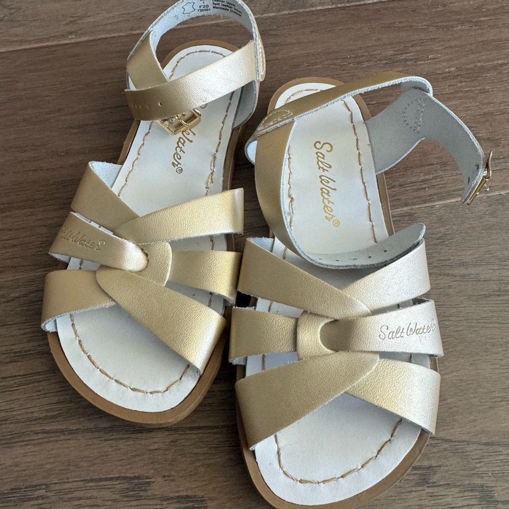 Saltwater sandals by Hoy - gold - little girl size 1 - EUC